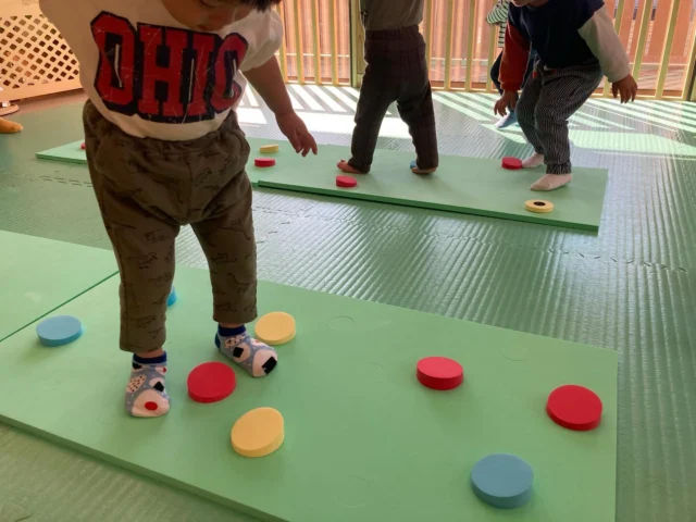 足育マットを使って遊んでいます。